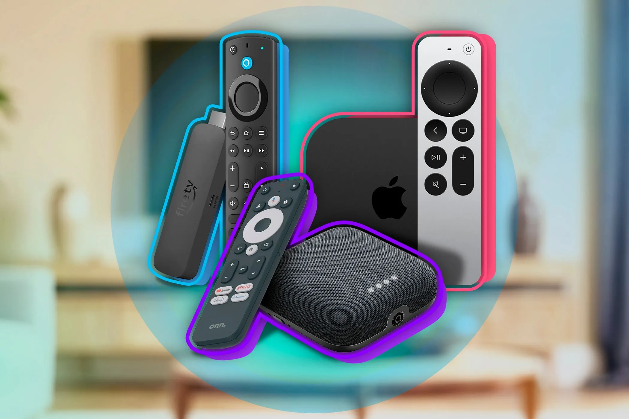 Một số thiết bị truyền phát nội dung như Amazon Fire Stick, Roku và Apple TV đặt trên bàn, phía sau là phòng khách mờ ảo.