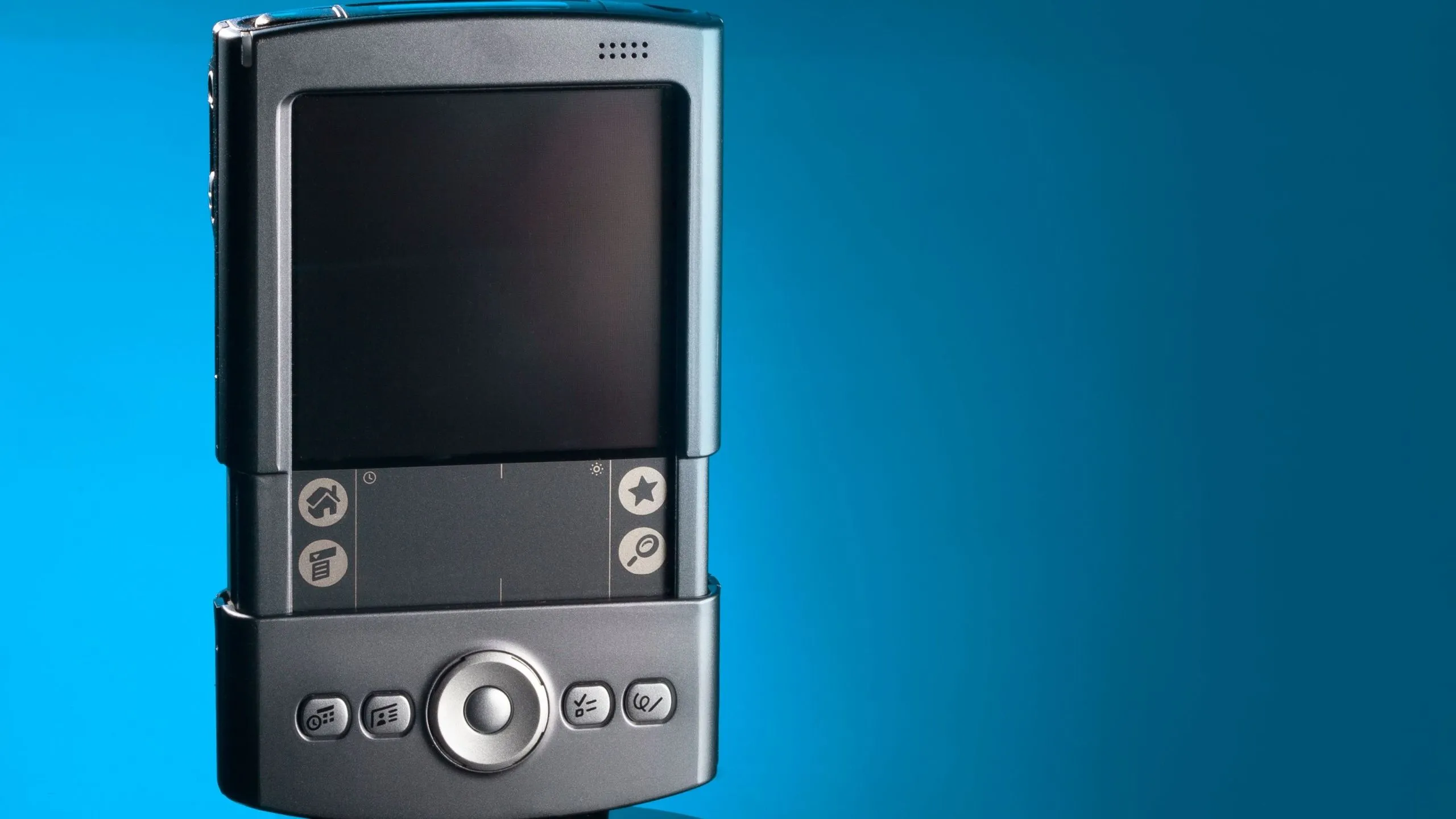 Một thiết bị PDA (Trợ lý kỹ thuật số cá nhân) cũ, tiền thân của smartphone hiện đại, với màn hình đơn sắc và bút cảm ứng.