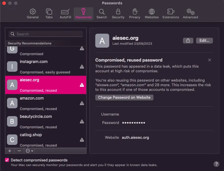 Mục &quot;Security Recommendations&quot; (Đề xuất bảo mật) trong cài đặt mật khẩu của iCloud Keychain trên thiết bị Apple