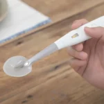 Muỗng điện tử Kirin Electric Salt Spoon màu trắng với phần đầu kim loại, dùng để tăng cường vị mặn cho món ăn.
