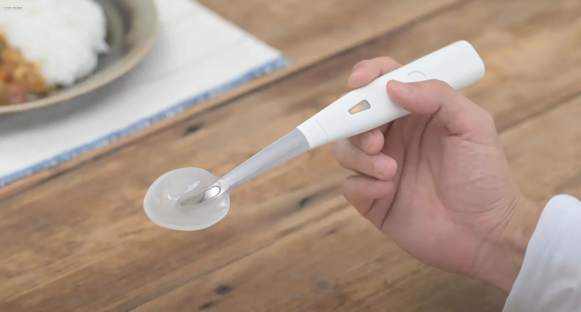 Muỗng điện tử Kirin Electric Salt Spoon màu trắng với phần đầu kim loại, dùng để tăng cường vị mặn cho món ăn.