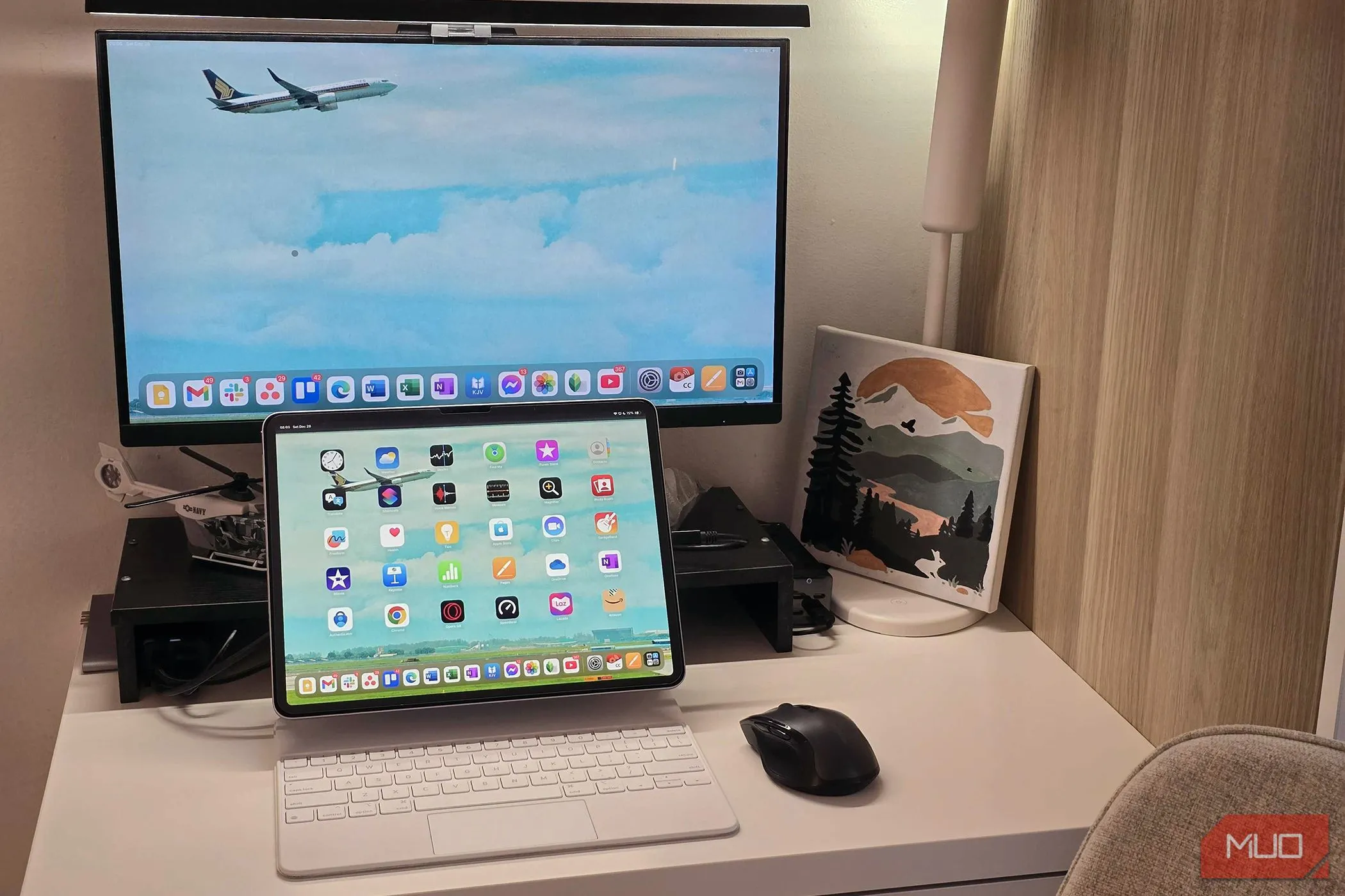 Nâng cao năng suất làm việc bằng cách kết nối iPad Air với màn hình ngoài và chuột qua hub USB