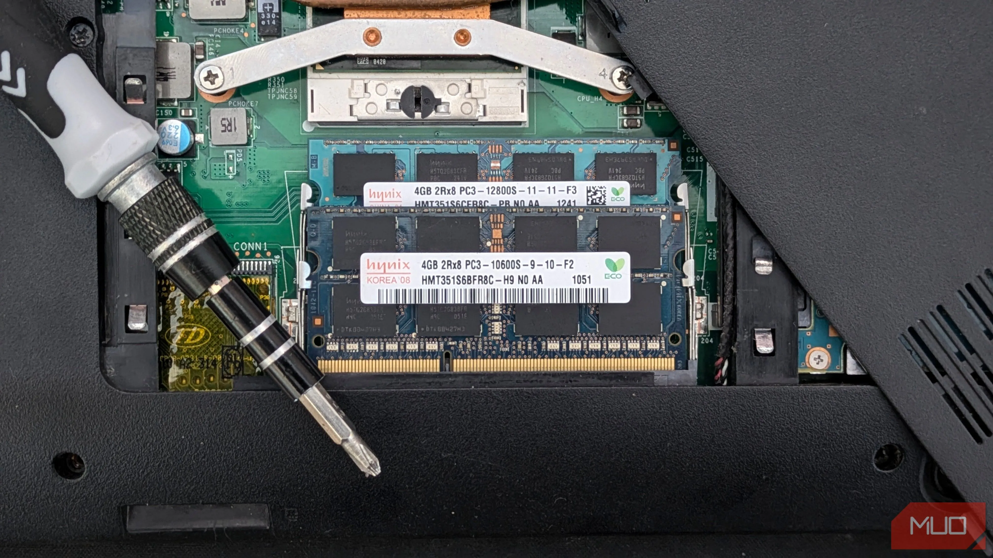 Nâng cấp RAM và ổ cứng SSD cho laptop để tăng tốc độ và hiệu suất đa nhiệm