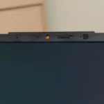 Nắp che webcam tích hợp trên laptop ASUS Vivobook S 15 OLED giúp bảo vệ quyền riêng tư người dùng hiệu quả.
