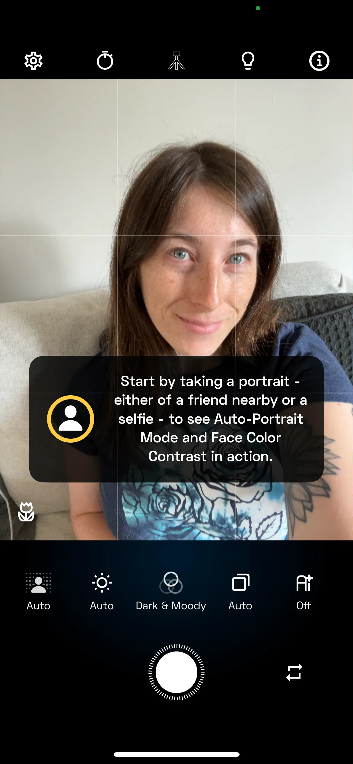 NeuralCam kích hoạt chế độ chụp selfie với các tính năng tối ưu hóa chân dung tự động.