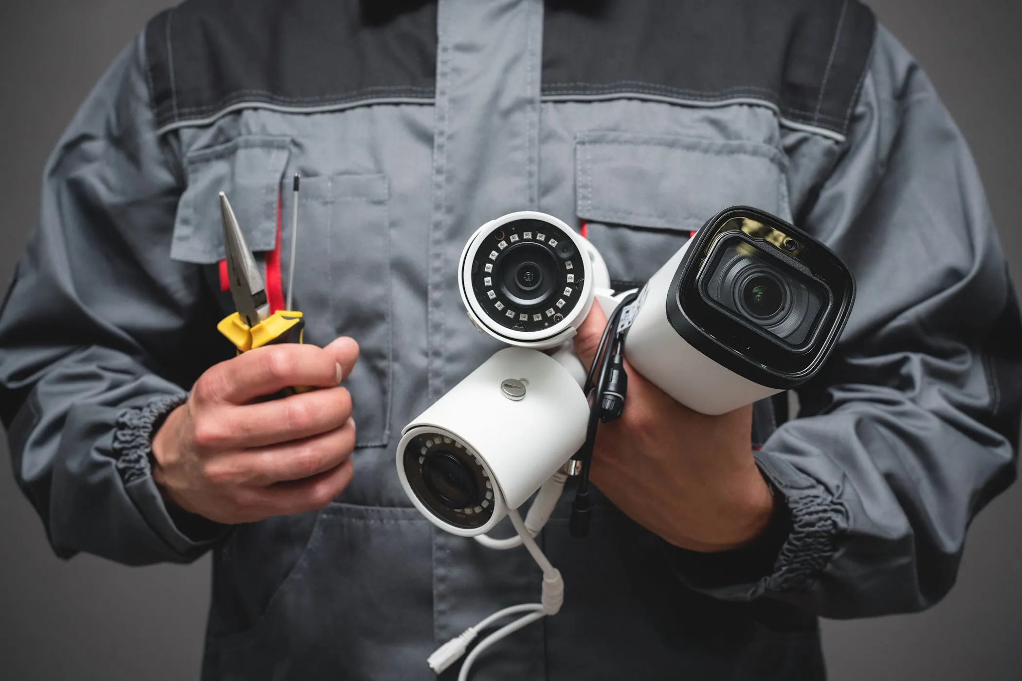 Người đàn ông cầm camera an ninh, biểu tượng cho việc Smart TV thu thập dữ liệu cá nhân một cách liên tục và chi tiết