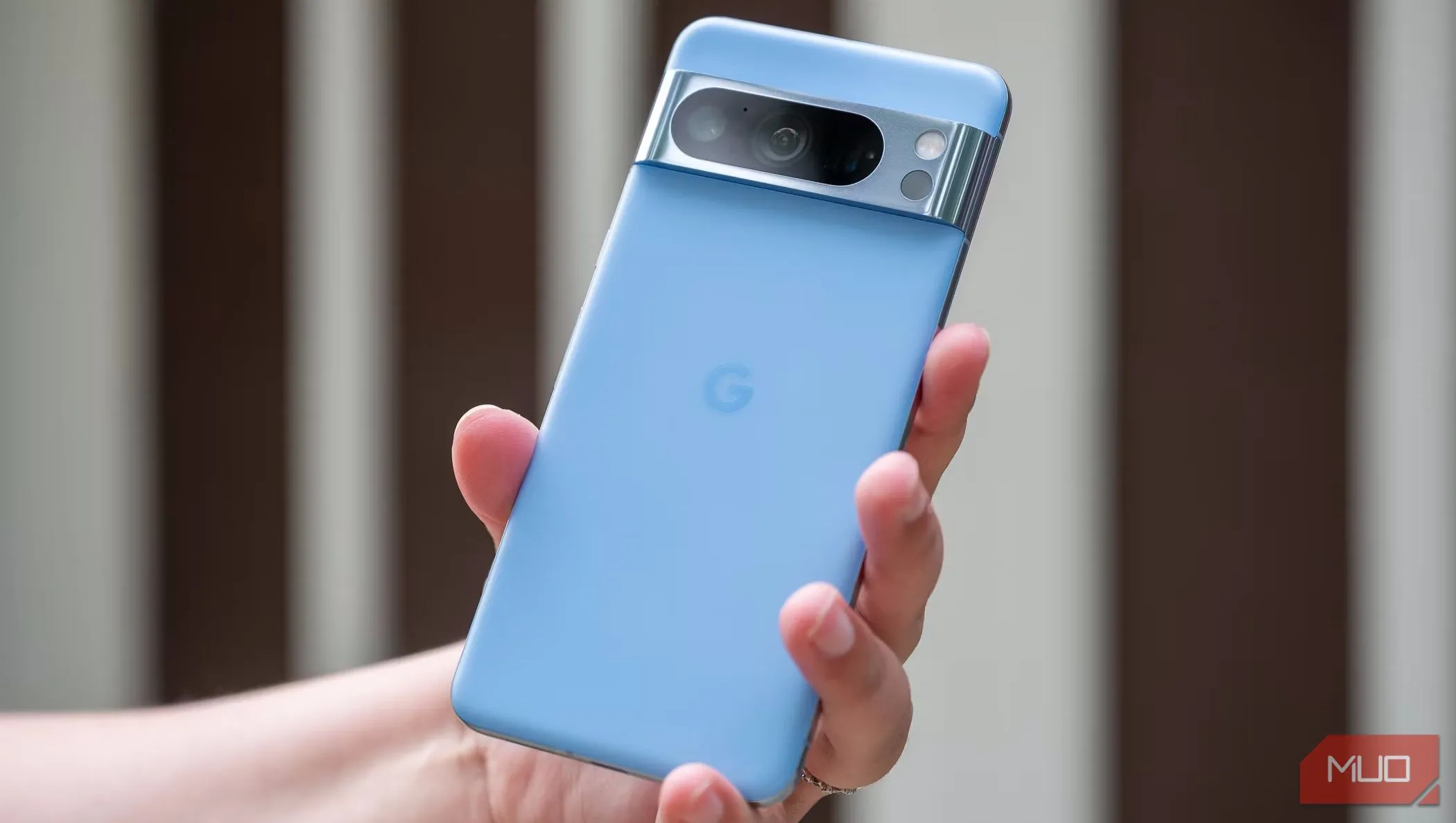 Người đàn ông cầm điện thoại Google Pixel 8 Pro, minh họa cho việc bán lại thiết bị công nghệ cũ