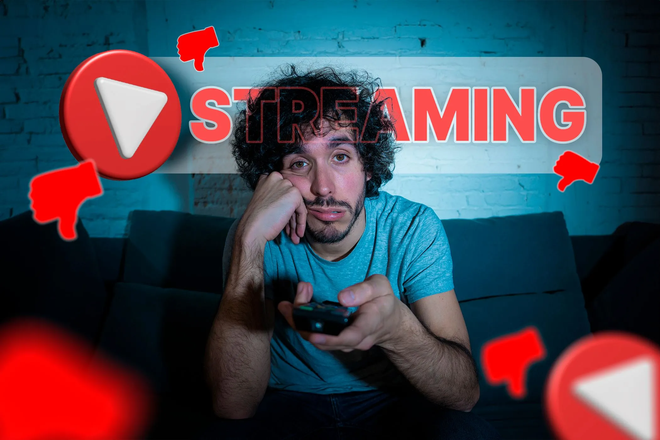 Người đàn ông chán nản khi xem TV, thể hiện sự mệt mỏi với các dịch vụ streaming