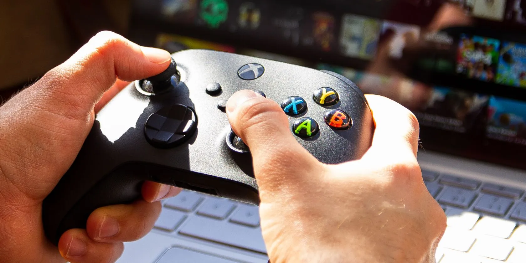 Người đàn ông chơi game trên Chromebook với tay cầm Xbox.