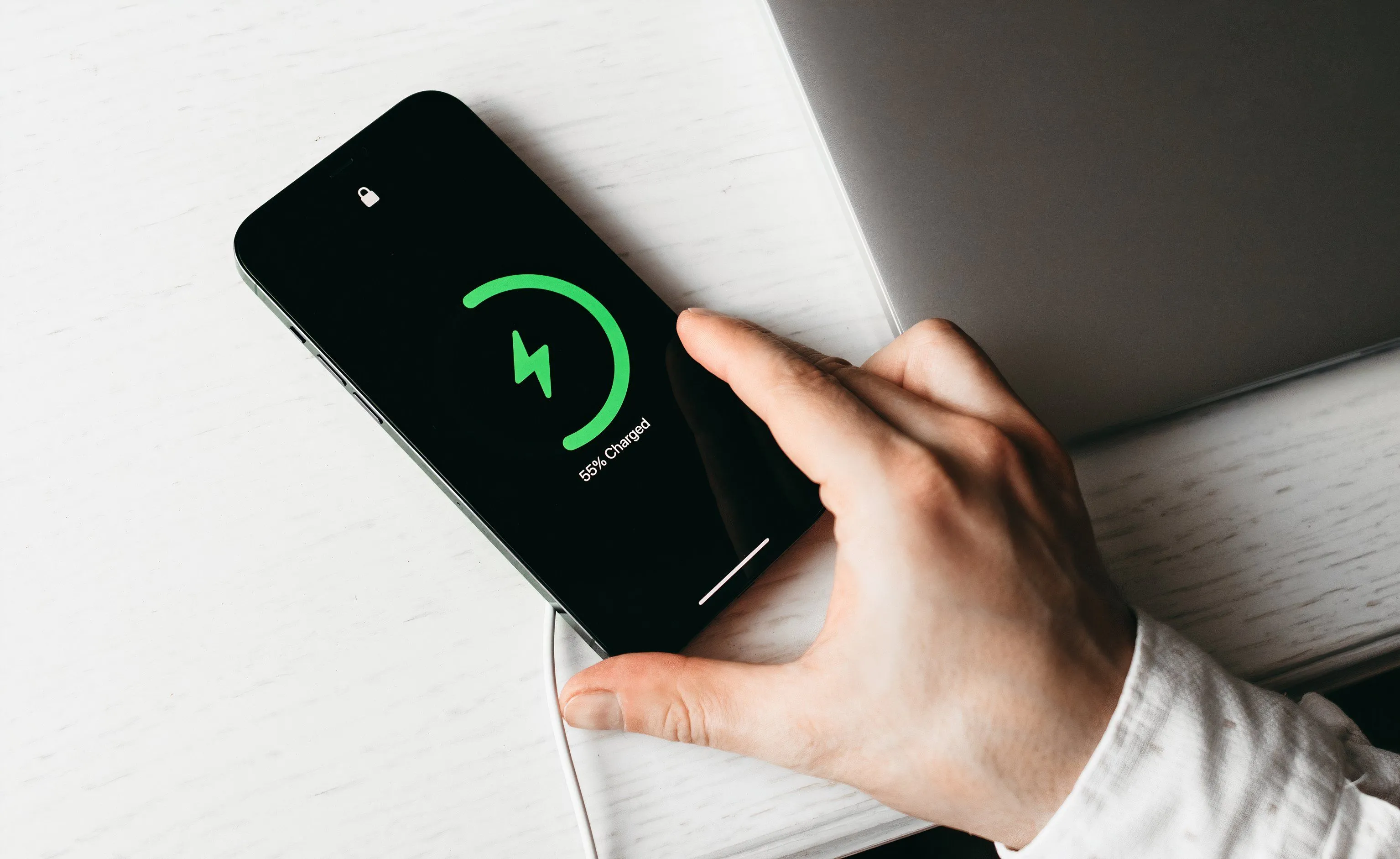 Người đàn ông đang sạc iPhone bằng MagSafe