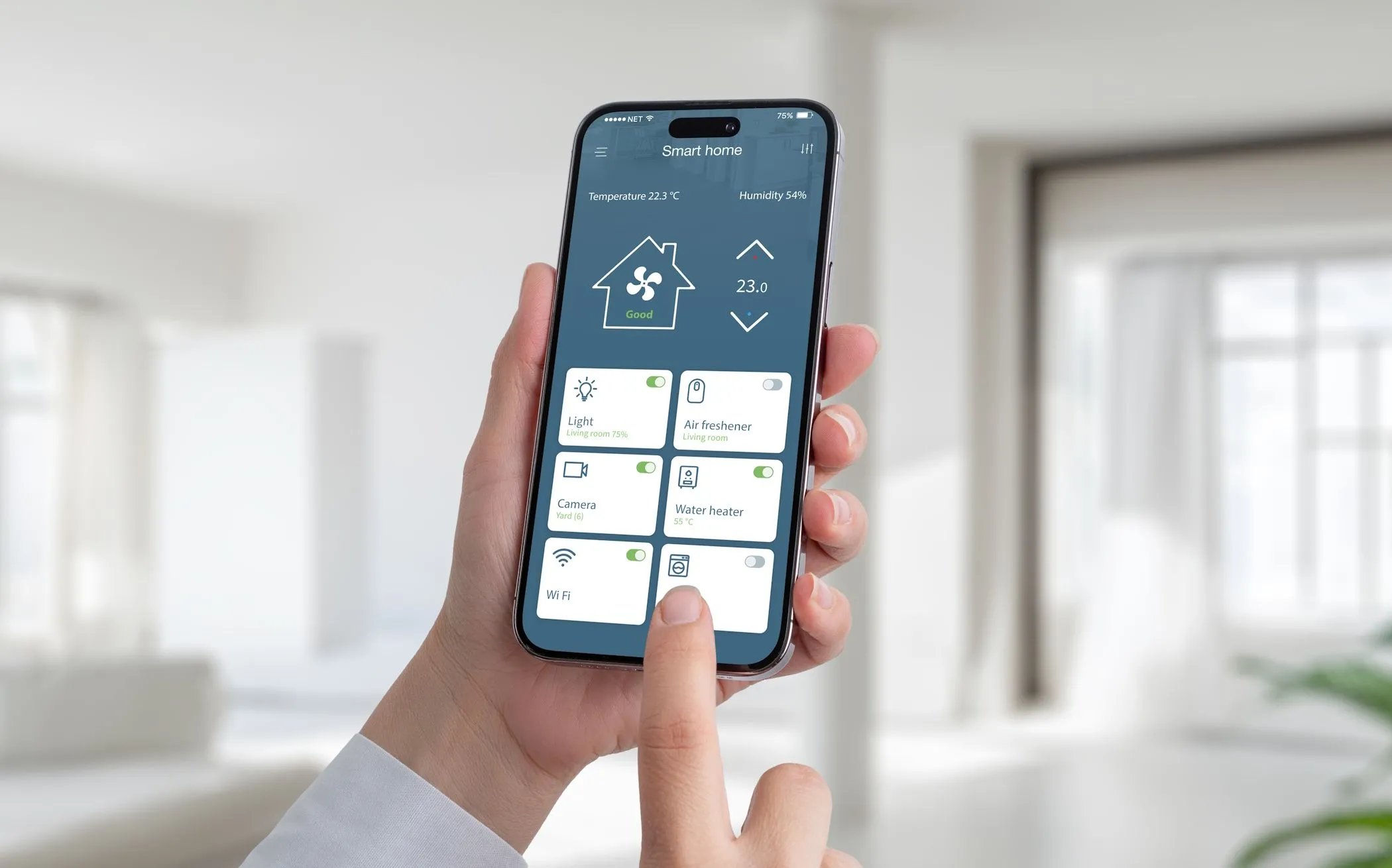 Người đàn ông sử dụng iPhone để điều khiển các thiết bị nhà thông minh, cho thấy khả năng biến iPhone cũ thành trung tâm điều khiển smarthome