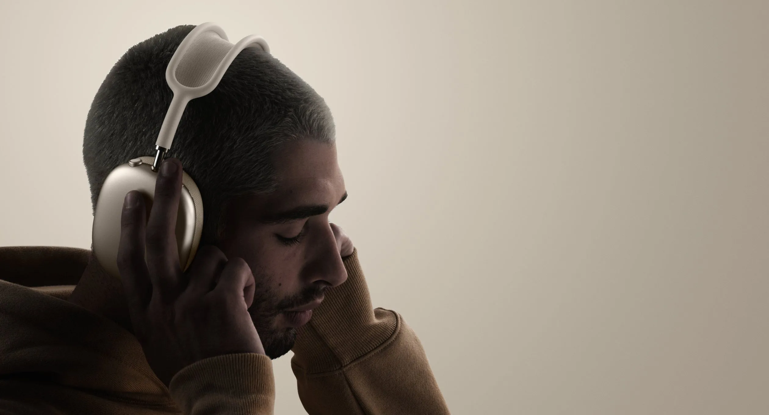 Người đang đeo tai nghe AirPods Max