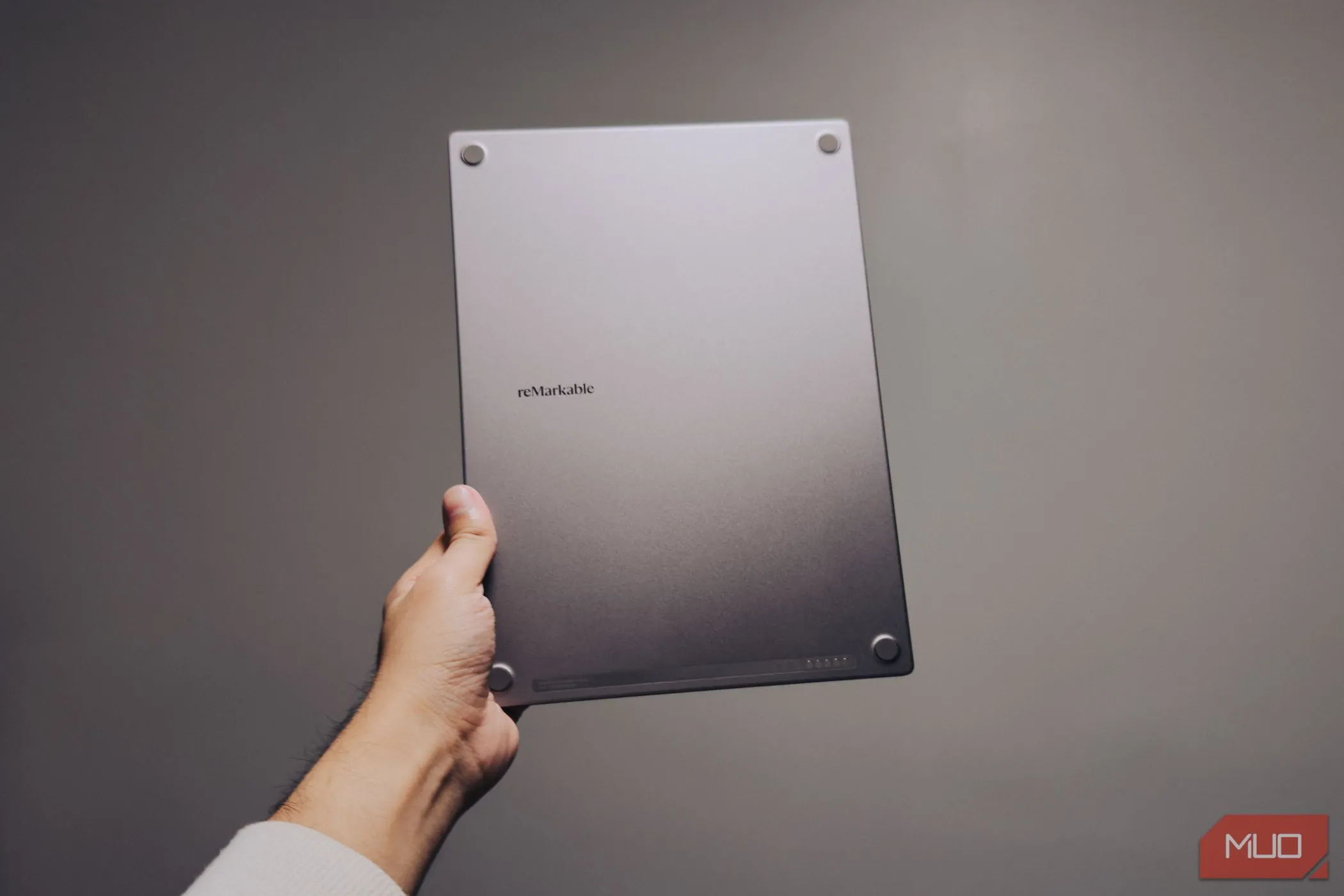 Người dùng cầm reMarkable Paper Pro trên tay, nhìn từ phía sau