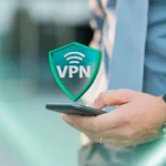 Người dùng đang cầm điện thoại với biểu tượng VPN, thể hiện sự bảo vệ dữ liệu cá nhân.