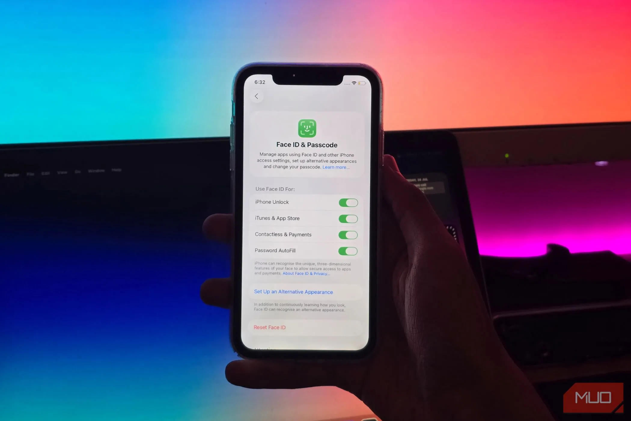 Người dùng đang cầm iPhone với màn hình cài đặt Face ID &amp; Mật mã mở