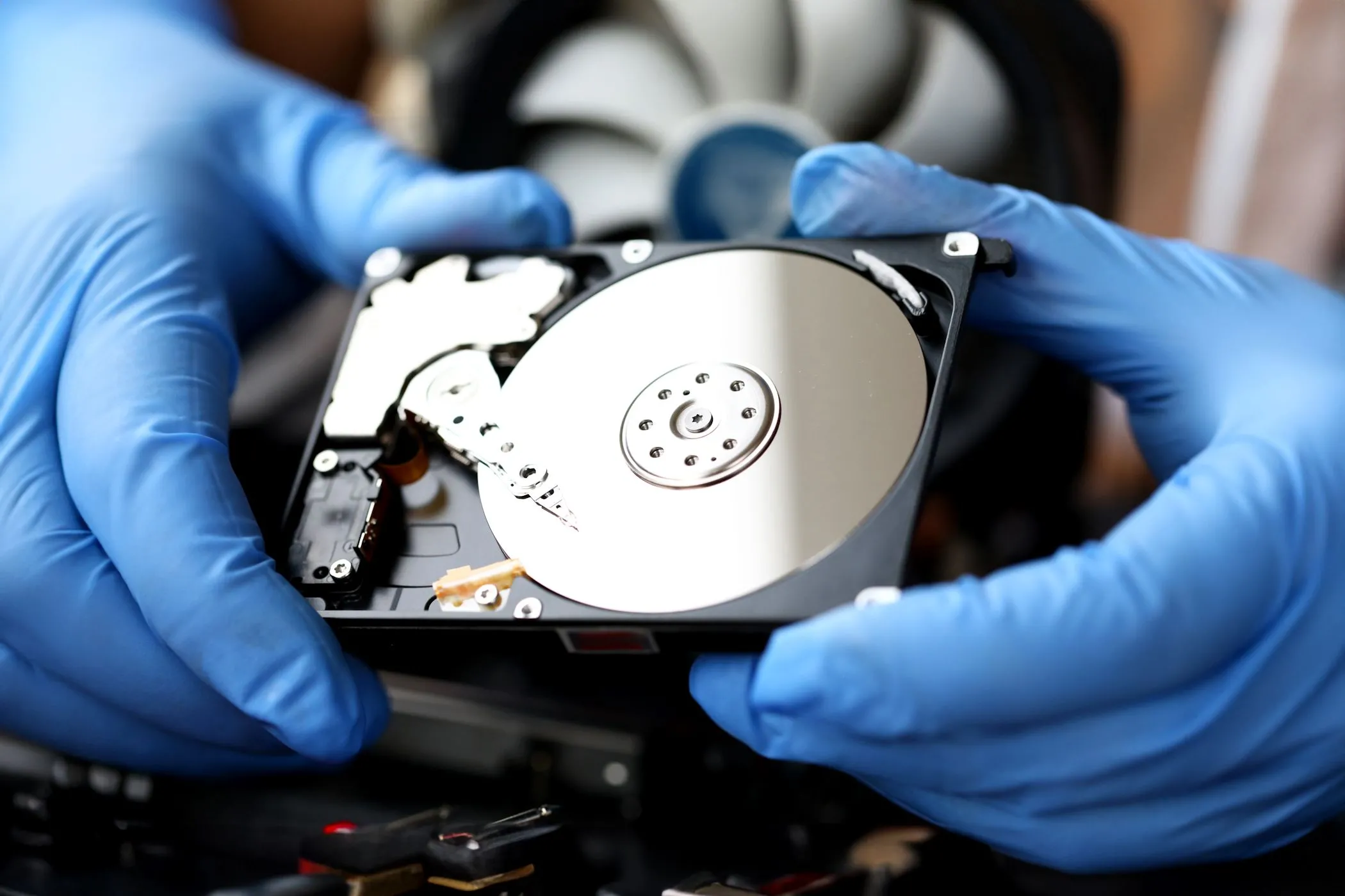 Người dùng đang cầm ổ cứng HDD, minh họa cho dung lượng lưu trữ nội bộ của Chromebook.