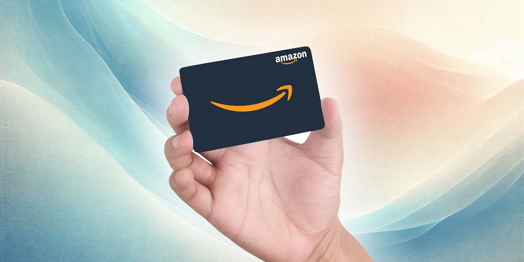 Người dùng đang cầm thẻ quà tặng Amazon, minh họa rủi ro thẻ quà tặng giả mạo trong các chiêu trò lừa đảo Valentine.