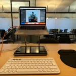 Người dùng đang chỉnh sửa ảnh trên laptop bằng chuột không dây, tăng độ chính xác