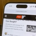 Người dùng đang cuộn trang trên iPhone 16 Pro, minh họa trải nghiệm duyệt web liên tục