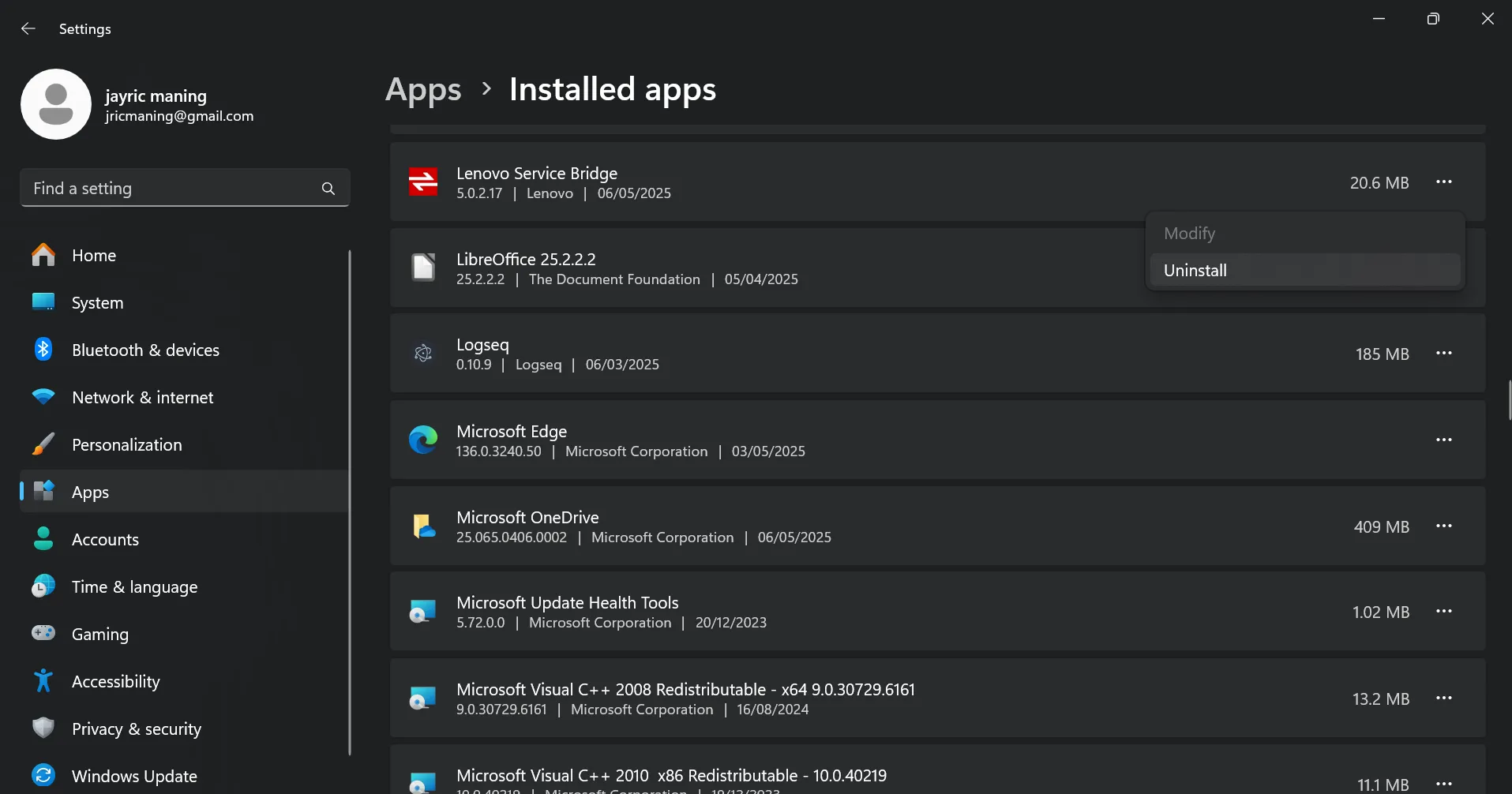 Người dùng đang gỡ cài đặt một ứng dụng theo cách thủ công trong cài đặt Windows, minh họa quá trình gỡ bloatware.