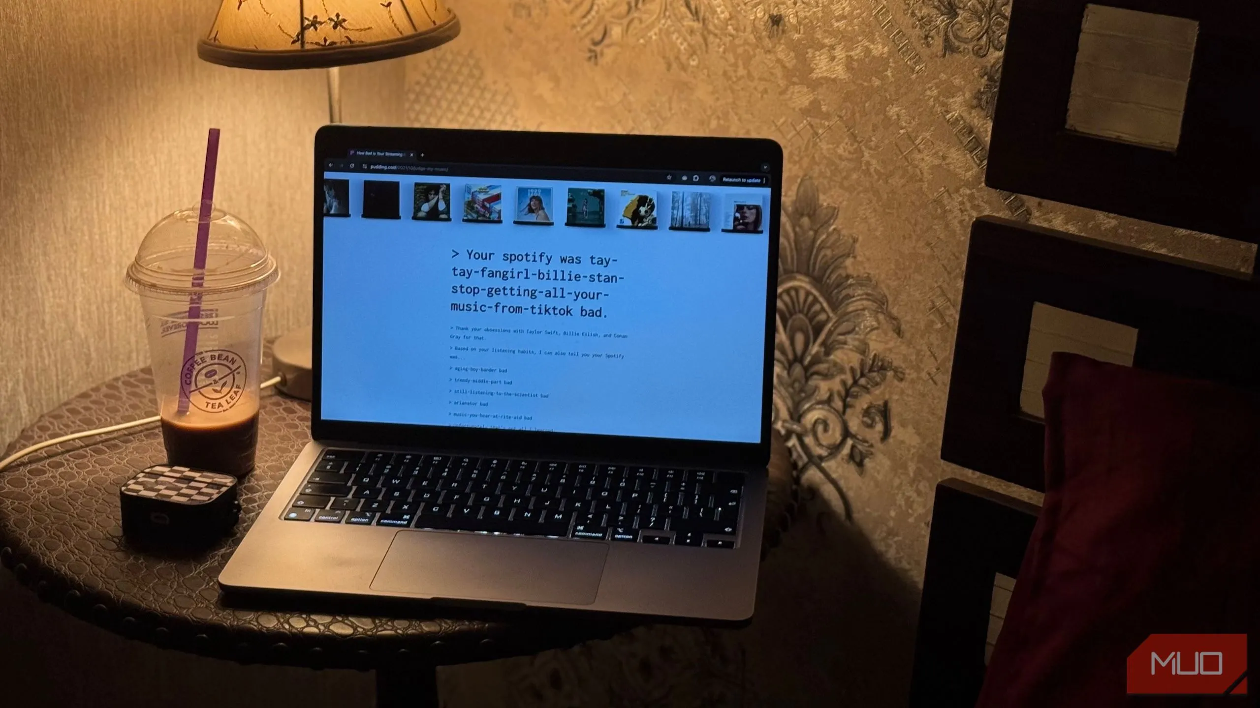 Người dùng đang làm việc với MacBook và cốc cà phê, minh họa trải nghiệm duyệt web tổng thể trên trình duyệt Safari
