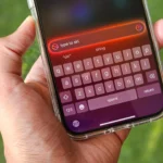 Người dùng đang nhập liệu cho Siri trên iPhone.