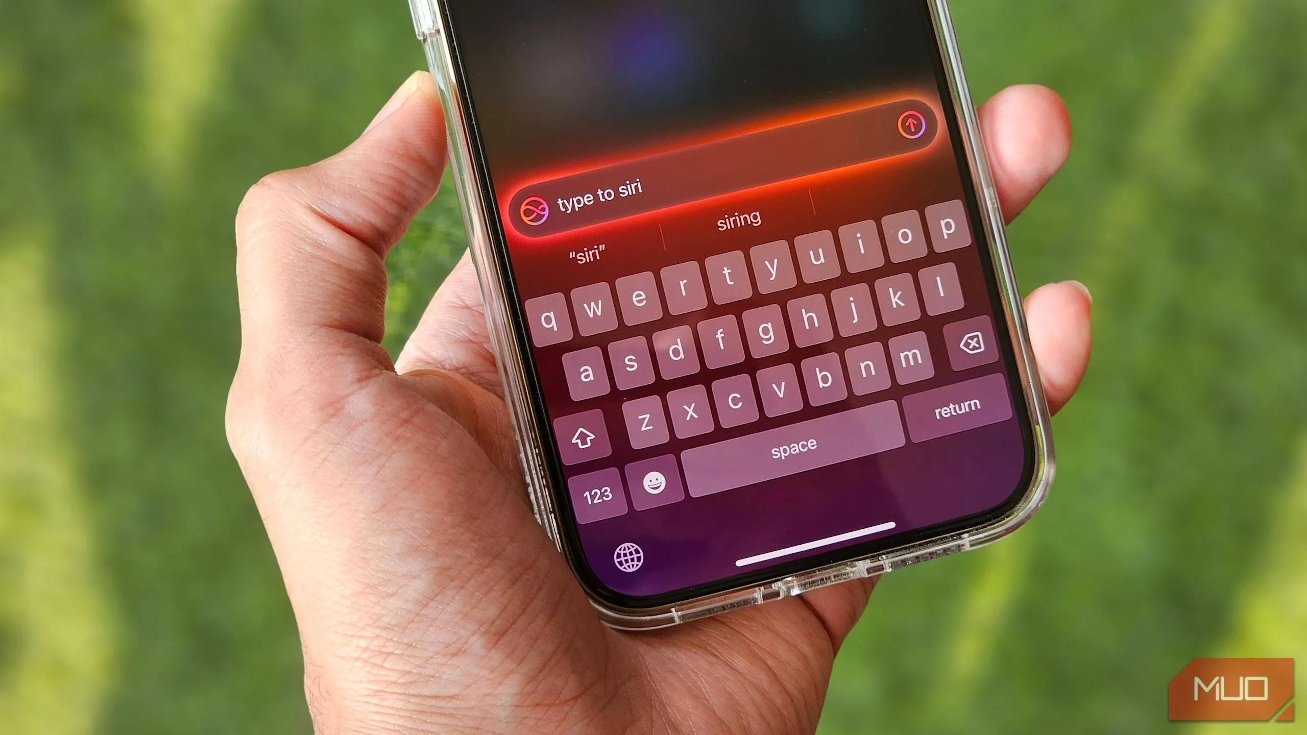 Người dùng đang nhập liệu cho Siri trên iPhone.