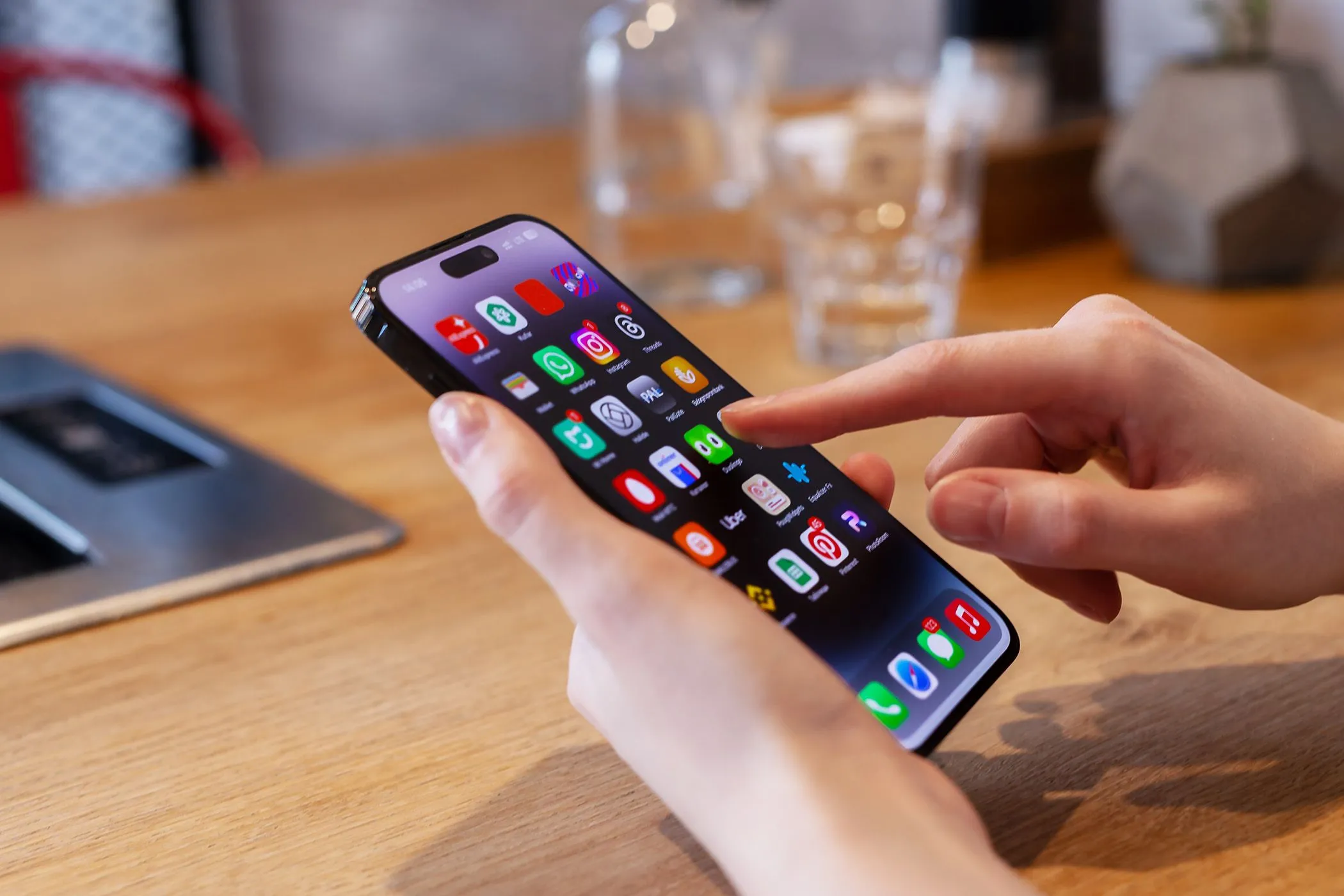 Người dùng đang thao tác trên chiếc iPhone đặt trên bàn