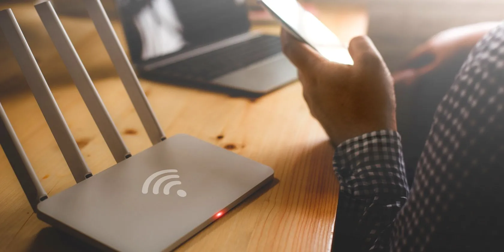 Người dùng đang thao tác trên điện thoại thông minh để cài đặt hoặc kiểm tra router Wi-Fi.