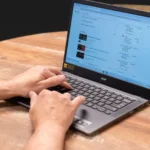 Người dùng đang thao tác trên laptop Acer Chromebook, đại diện cho thiết bị điện tử bị ảnh hưởng giá.