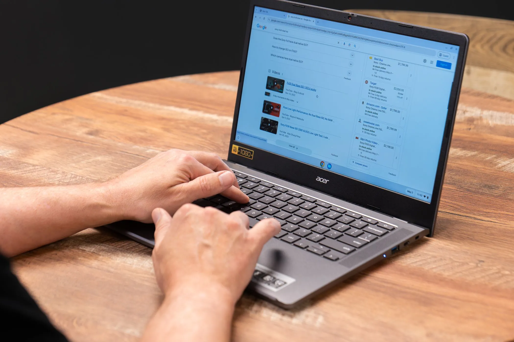 Người dùng đang thao tác trên laptop Acer Chromebook, đại diện cho thiết bị điện tử bị ảnh hưởng giá.