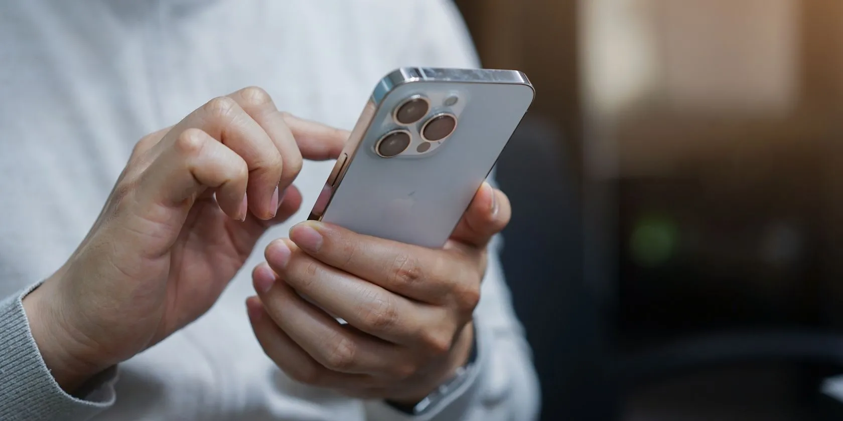 Người dùng đang thao tác trên màn hình iPhone 13 Pro Max, một trong những mẫu hỗ trợ Dual SIM.