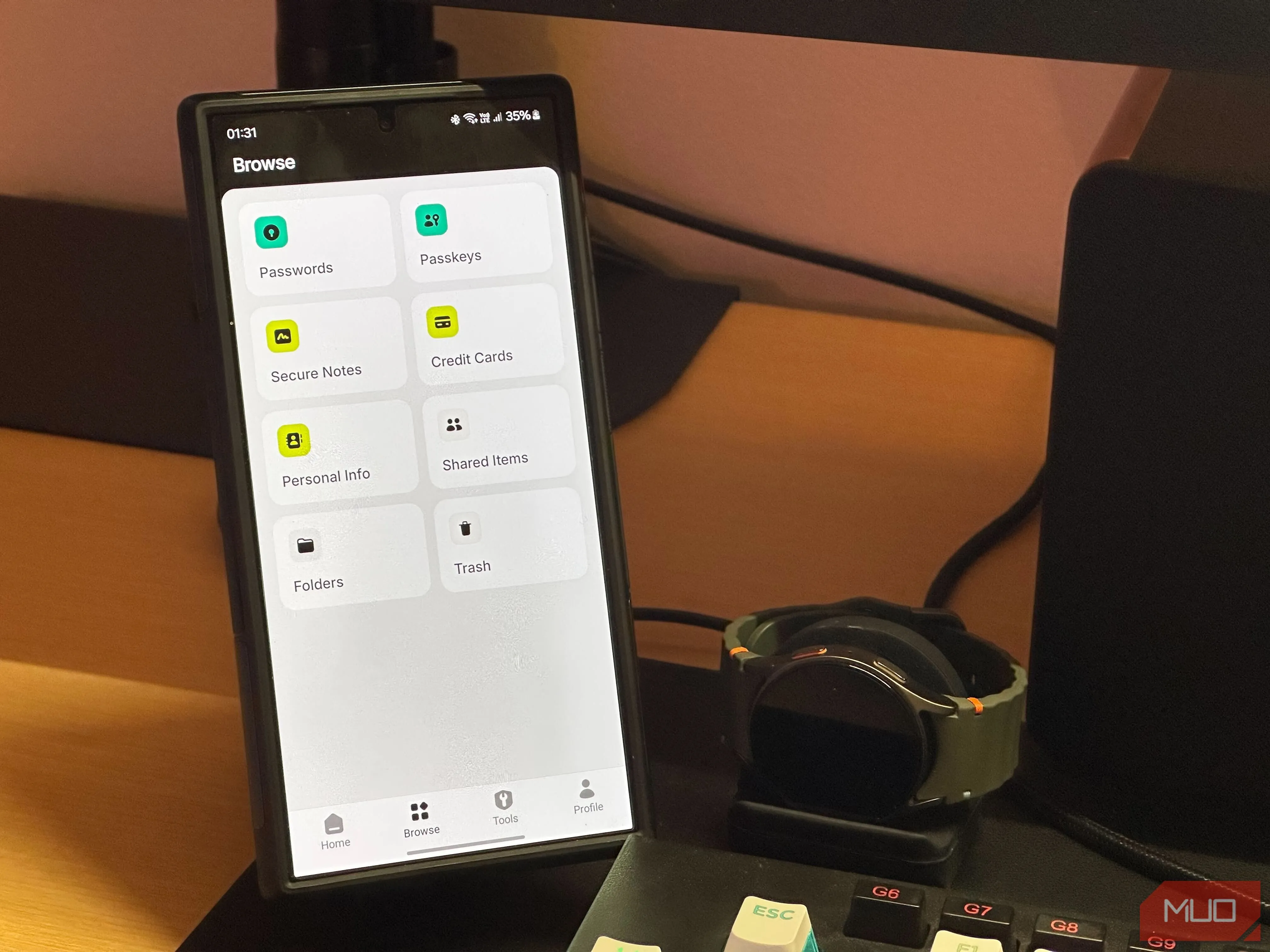 Người dùng đang thao tác trên ứng dụng NordPass để quản lý mật khẩu trên điện thoại Samsung Galaxy S24 Ultra, nhấn mạnh khả năng lưu trữ an toàn.