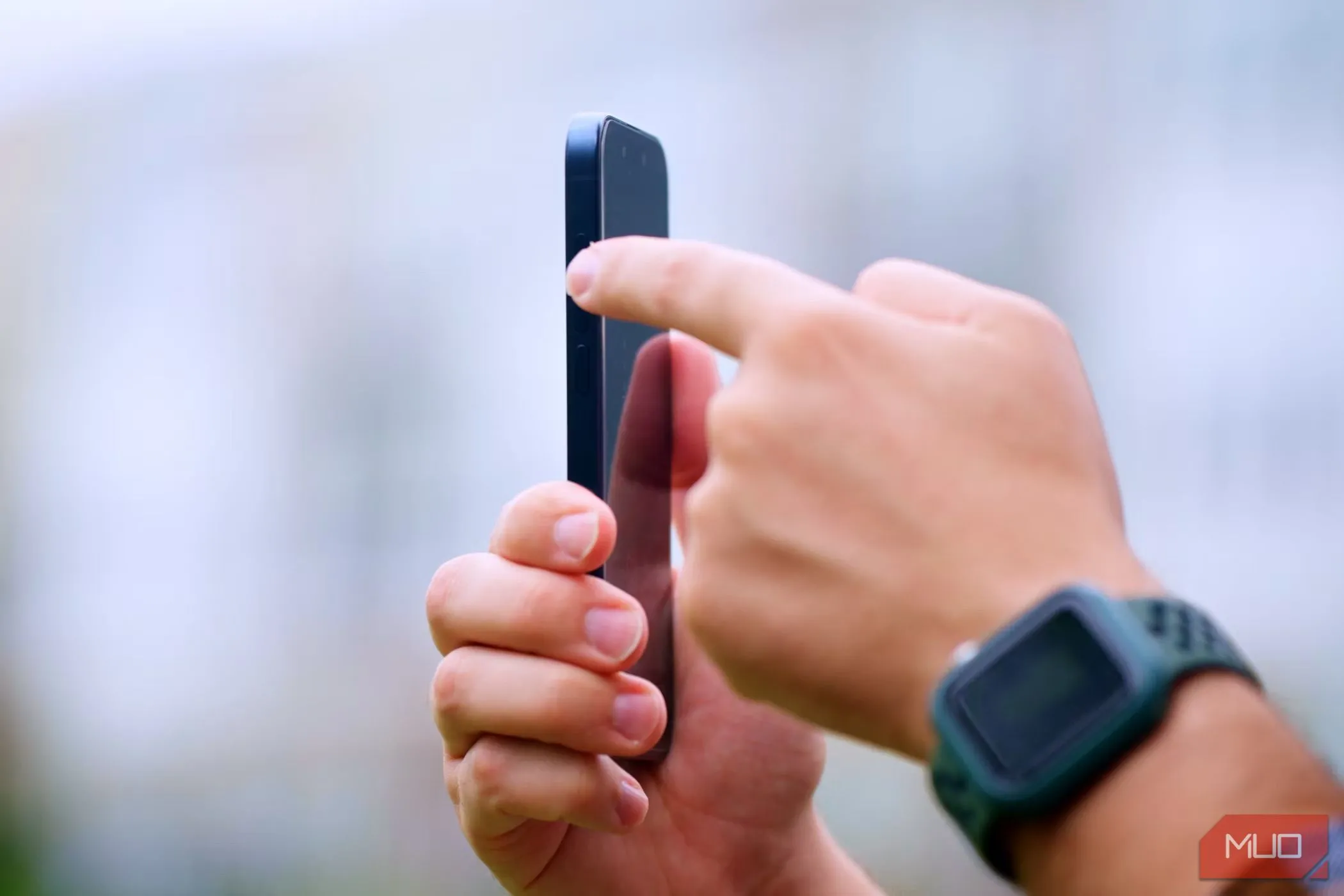 Người dùng đang thao tác với Nút Hành Động (Action Button) trên cạnh bên của iPhone 15 Pro, tính năng tương tự nút tùy chỉnh sắp có trên OnePlus.