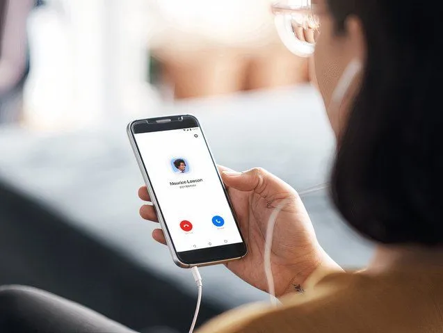 Người dùng đang thực hiện cuộc gọi qua ứng dụng Zoom Phone trên điện thoại, phù hợp với người làm việc di động.