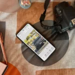 Người dùng đang trải nghiệm Photoshop trên điện thoại Android, minh họa khả năng sáng tạo di động