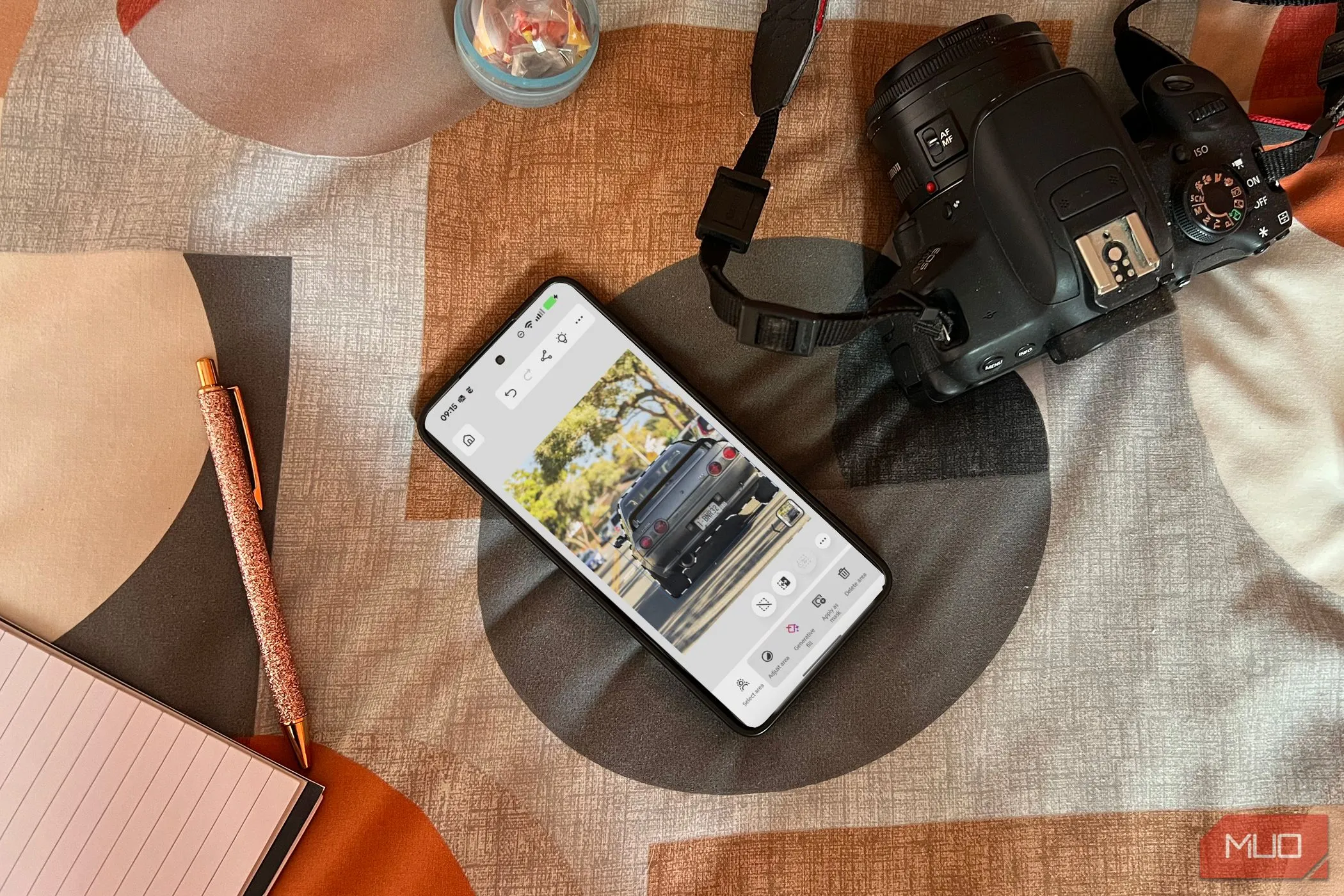 Người dùng đang trải nghiệm Photoshop trên điện thoại Android, minh họa khả năng sáng tạo di động