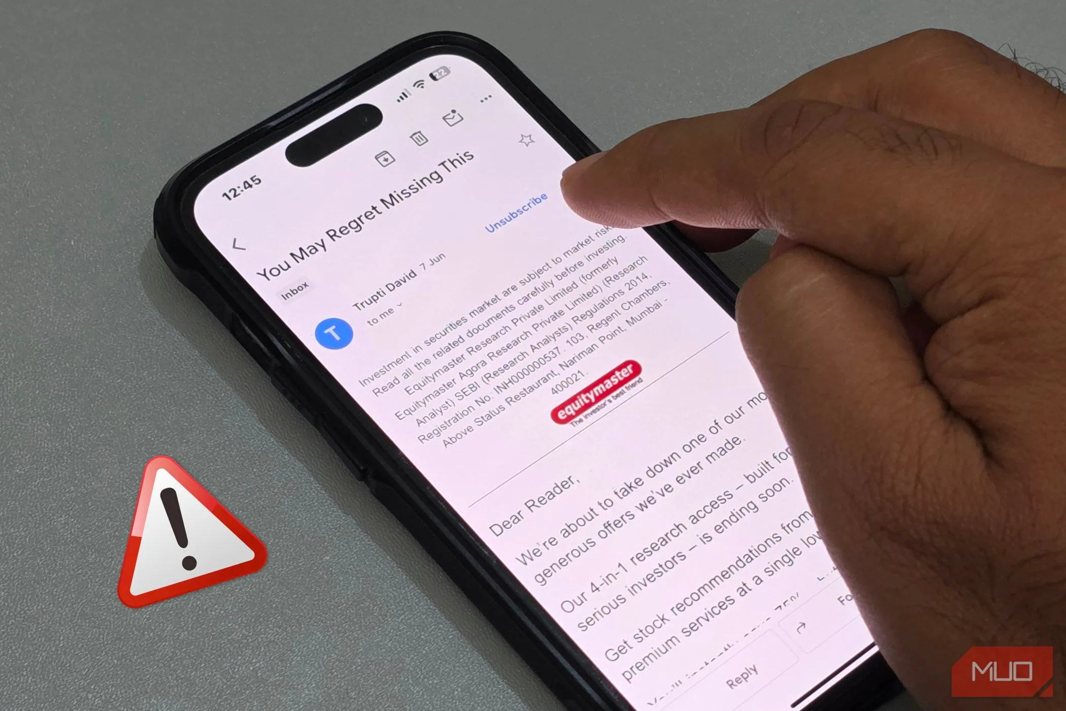 Người dùng iPhone đang thao tác hủy đăng ký email spam, cảnh báo về cạm bẫy nút unsubscribe trong email rác.