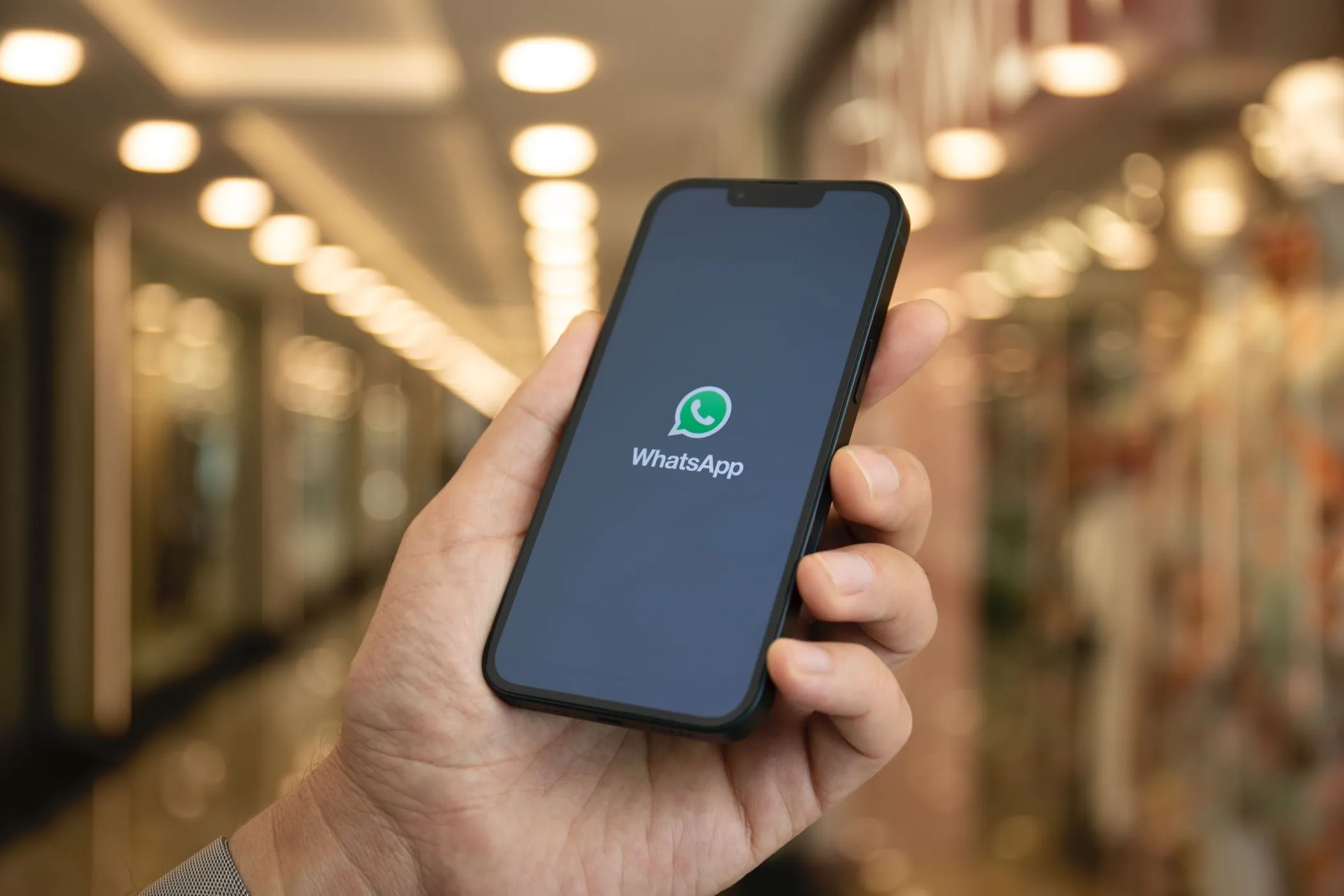 Người dùng thao tác trên điện thoại thông minh với ứng dụng WhatsApp