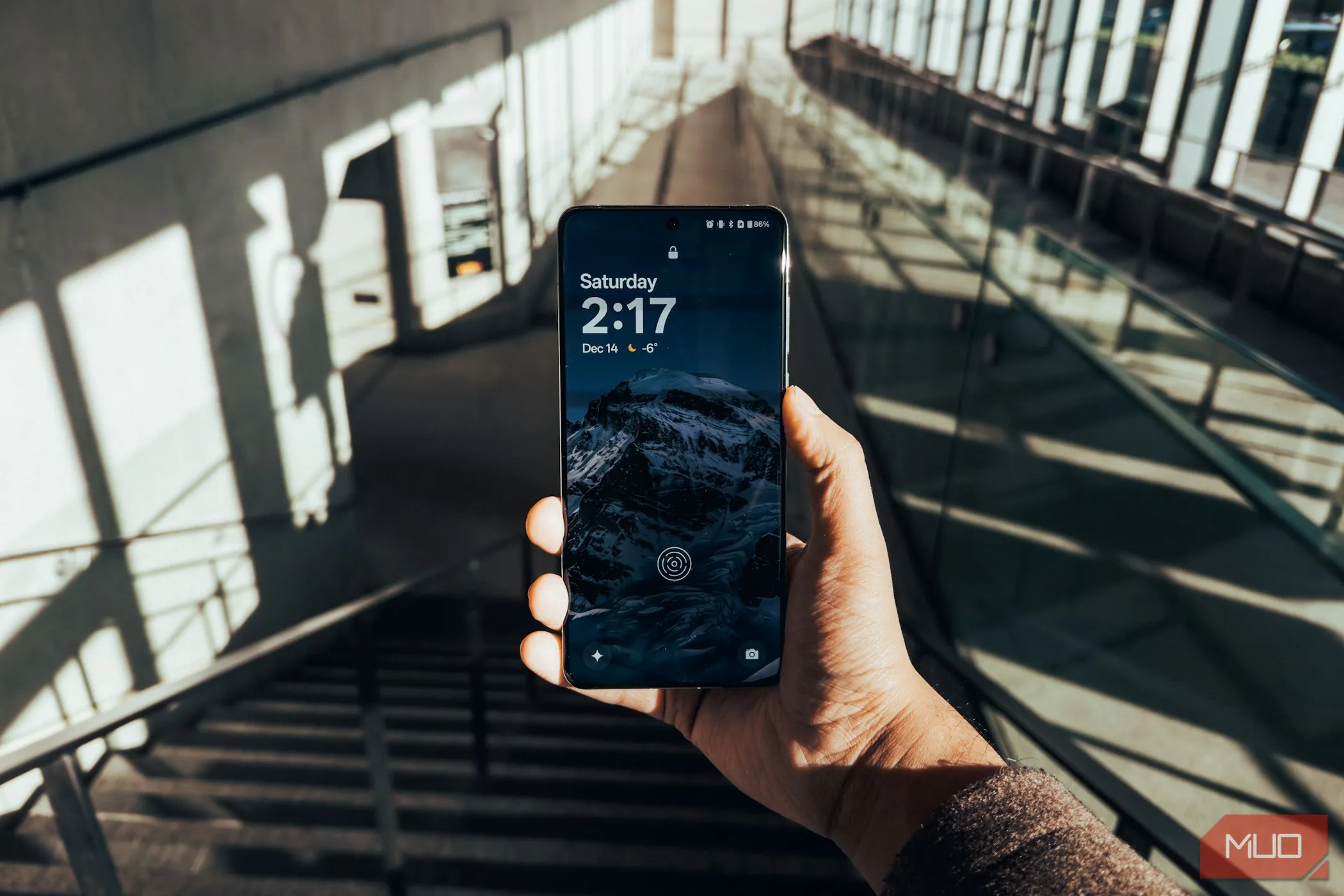 Người dùng thao tác trên màn hình cong bốn cạnh của OnePlus 13, cho thấy trải nghiệm hiển thị liền mạch