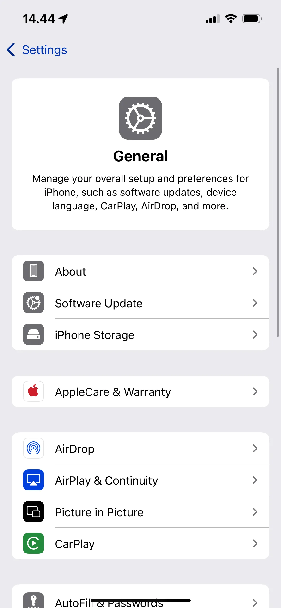 Người dùng thao tác vào Cài đặt và chọn mục Cài đặt chung trên iPhone để kiểm tra thông tin thiết bị.