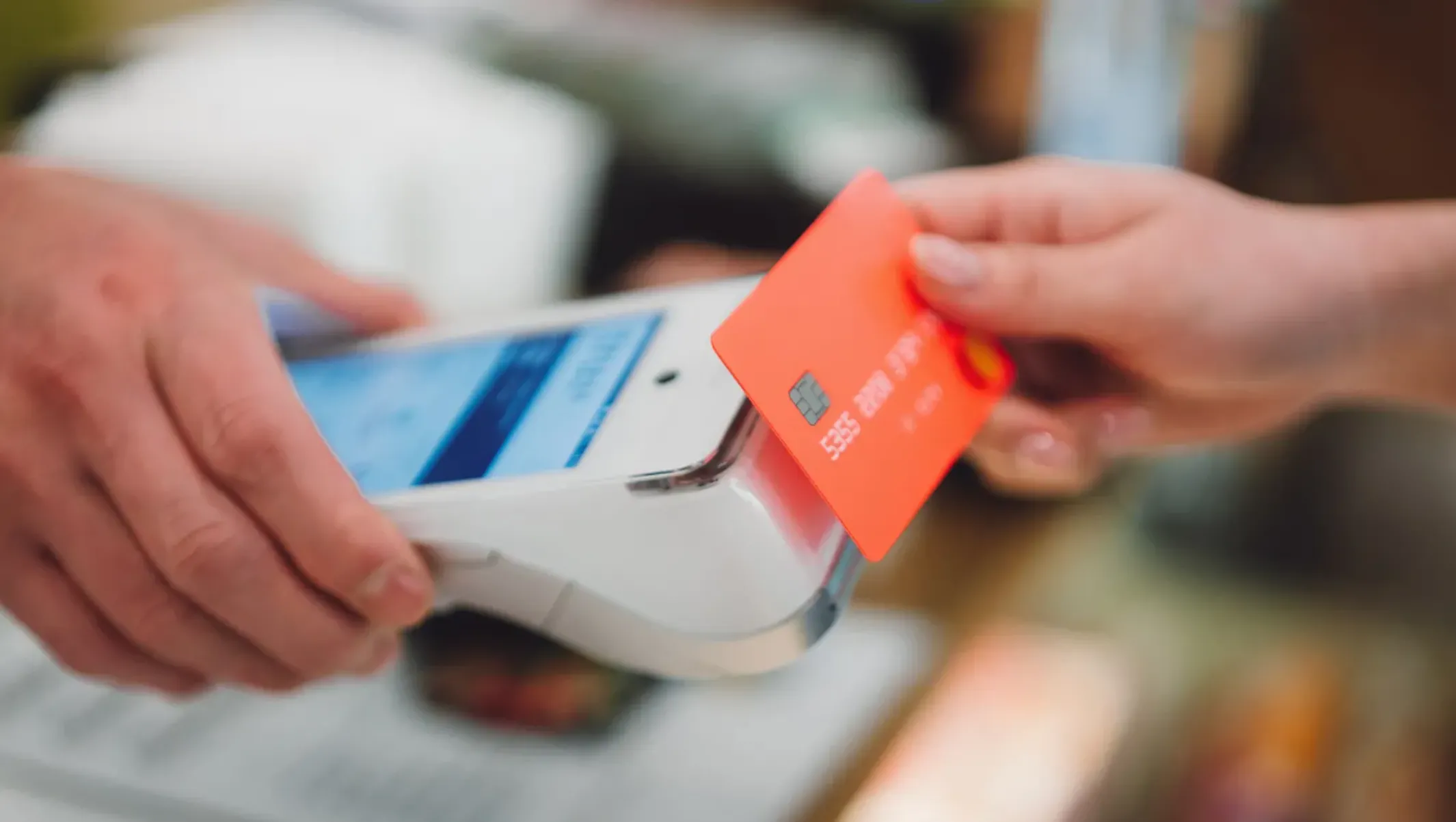 Người dùng thực hiện thanh toán không tiếp xúc (tap-to-pay) bằng điện thoại, giải pháp an toàn phòng tránh card skimmer