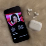 Người dùng trải nghiệm Spotify Wrapped trên iPhone và tai nghe AirPods