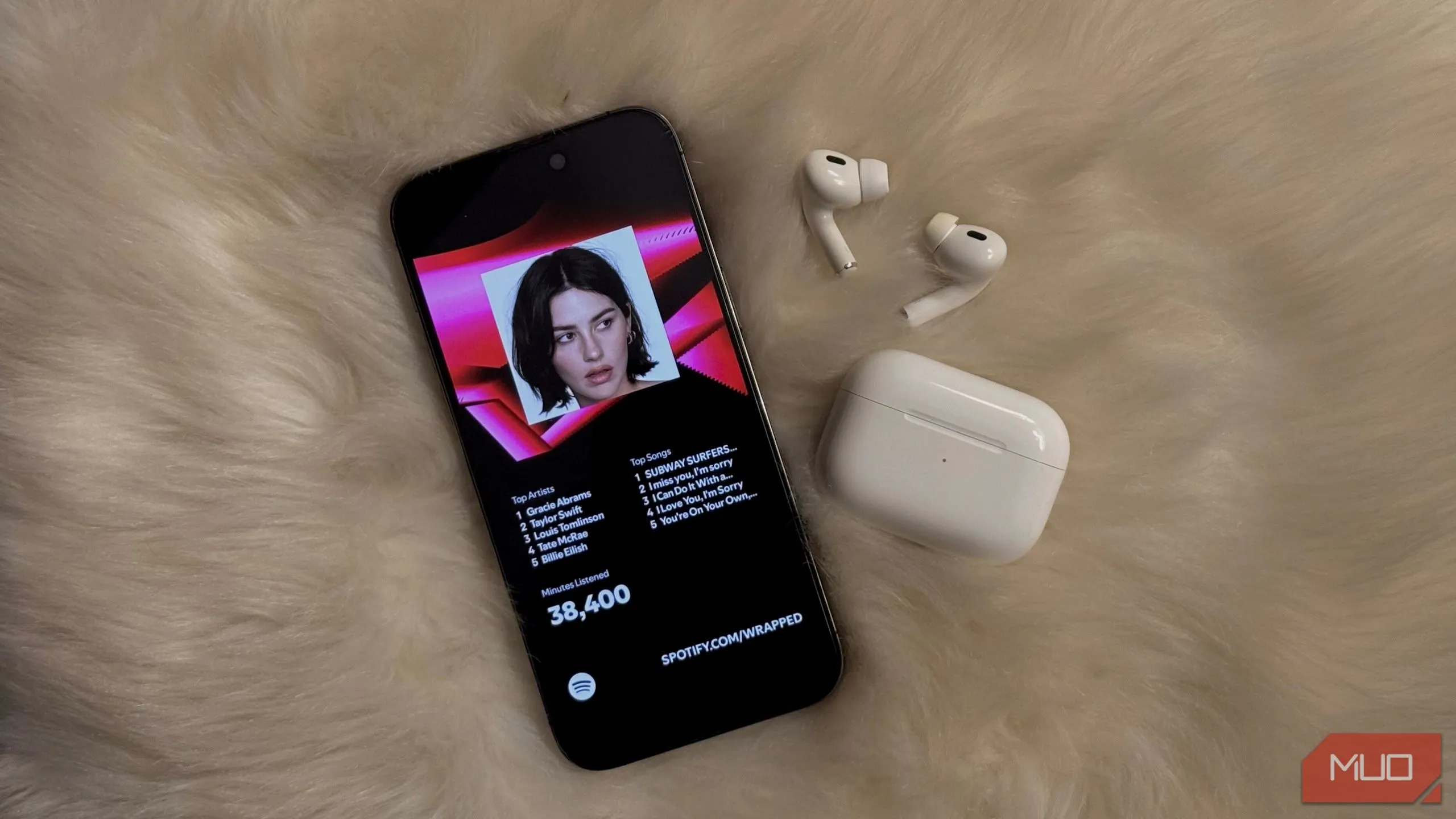 Người dùng trải nghiệm Spotify Wrapped trên iPhone và tai nghe AirPods