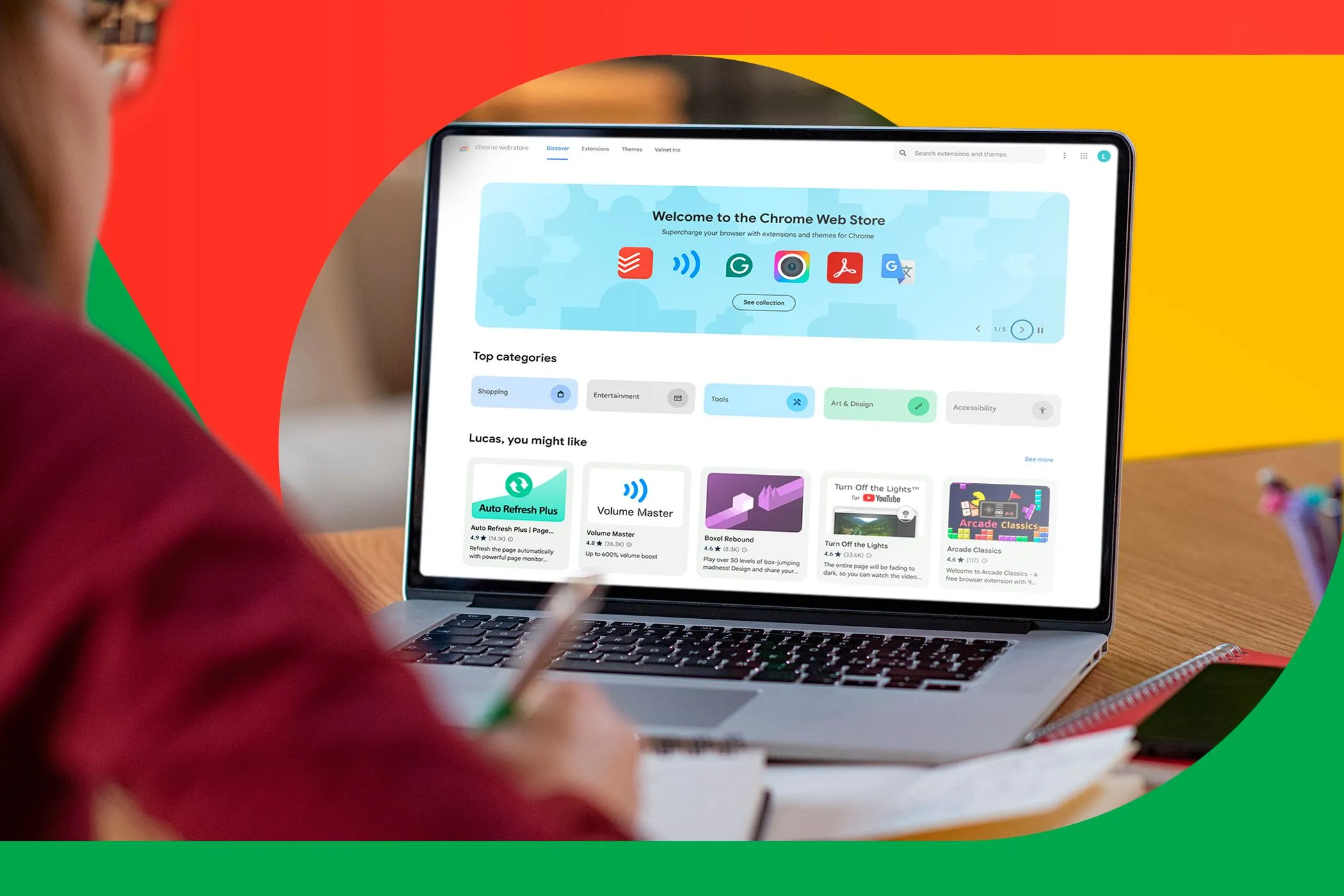 Người dùng xem các tiện ích mở rộng trên Chrome Web Store, nơi nhiều add-on độc hại ẩn mình
