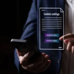 Người dùng xem cài đặt quyền riêng tư và tùy chọn chấp nhận cookie trên điện thoại Android.