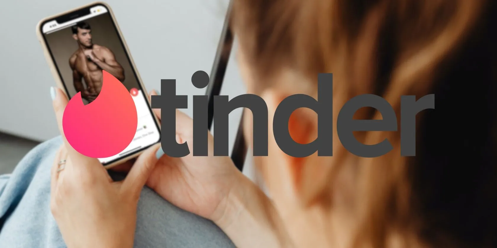 Người phụ nữ đang xem hồ sơ hẹn hò trên ứng dụng Tinder, minh họa việc lừa đảo trên các nền tảng hẹn hò trực tuyến.
