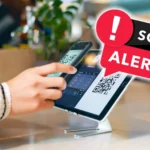 Người phụ nữ sử dụng mã QR trên máy quét, cảnh báo lừa đảo QR code