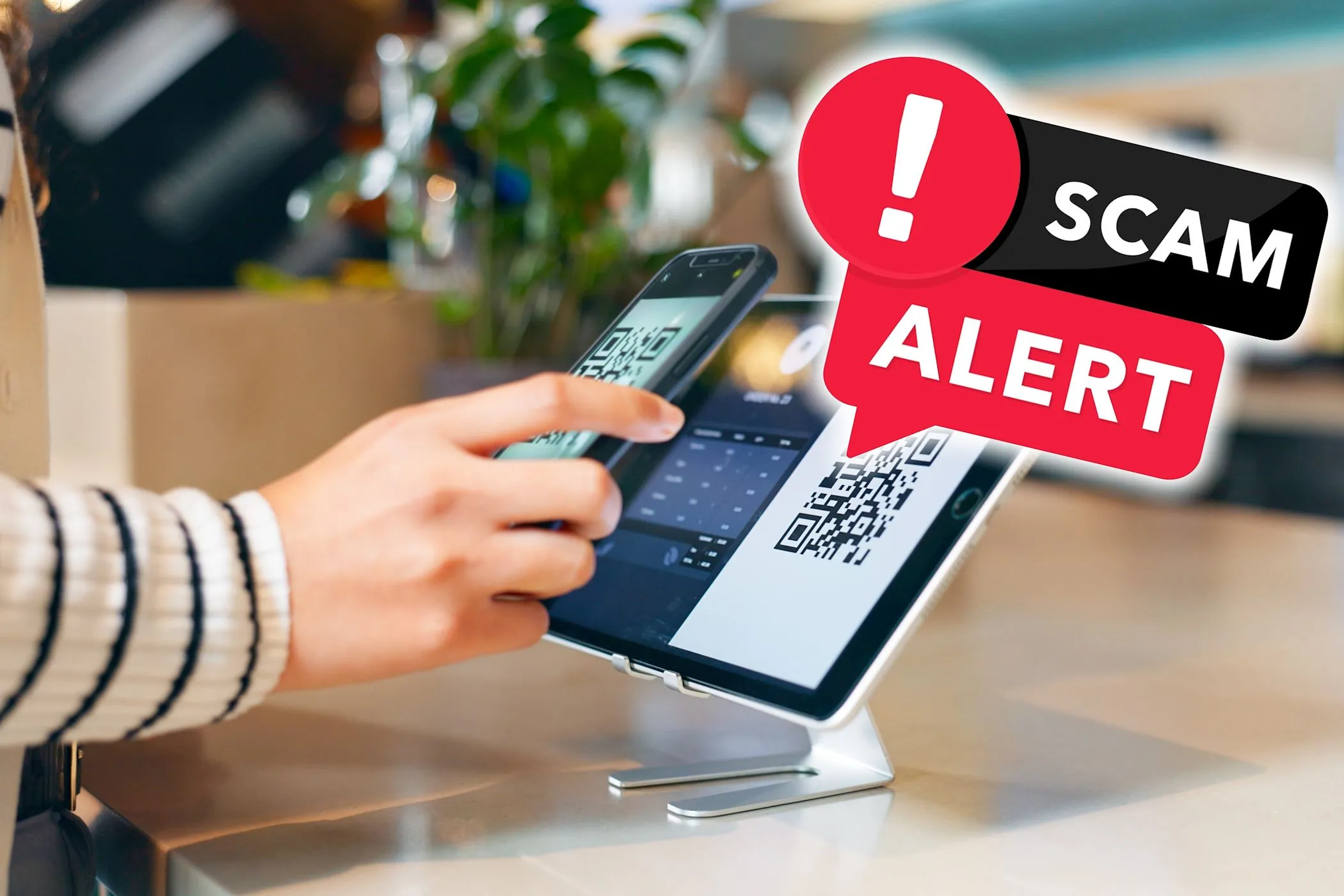 Người phụ nữ sử dụng mã QR trên máy quét, cảnh báo lừa đảo QR code