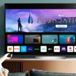 Người phụ nữ thoải mái xem phim trên TV LG OLED, thể hiện trải nghiệm hình ảnh sắc nét của công nghệ OLED.